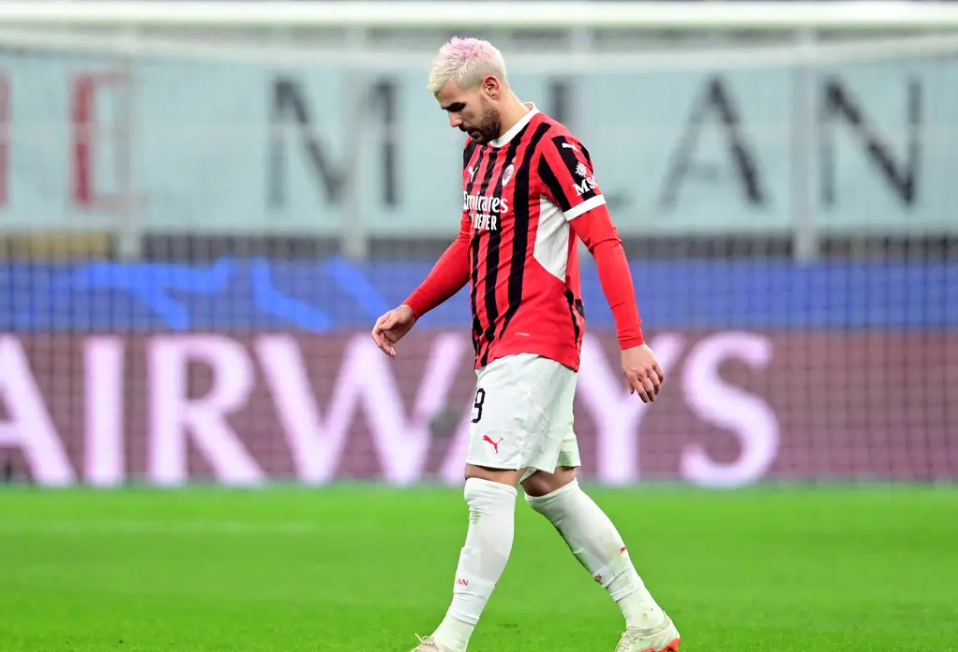 赛前体能课后，费耶诺德遗憾出局备战欧冠，媒体盛赞，阵容厚度经受考验 