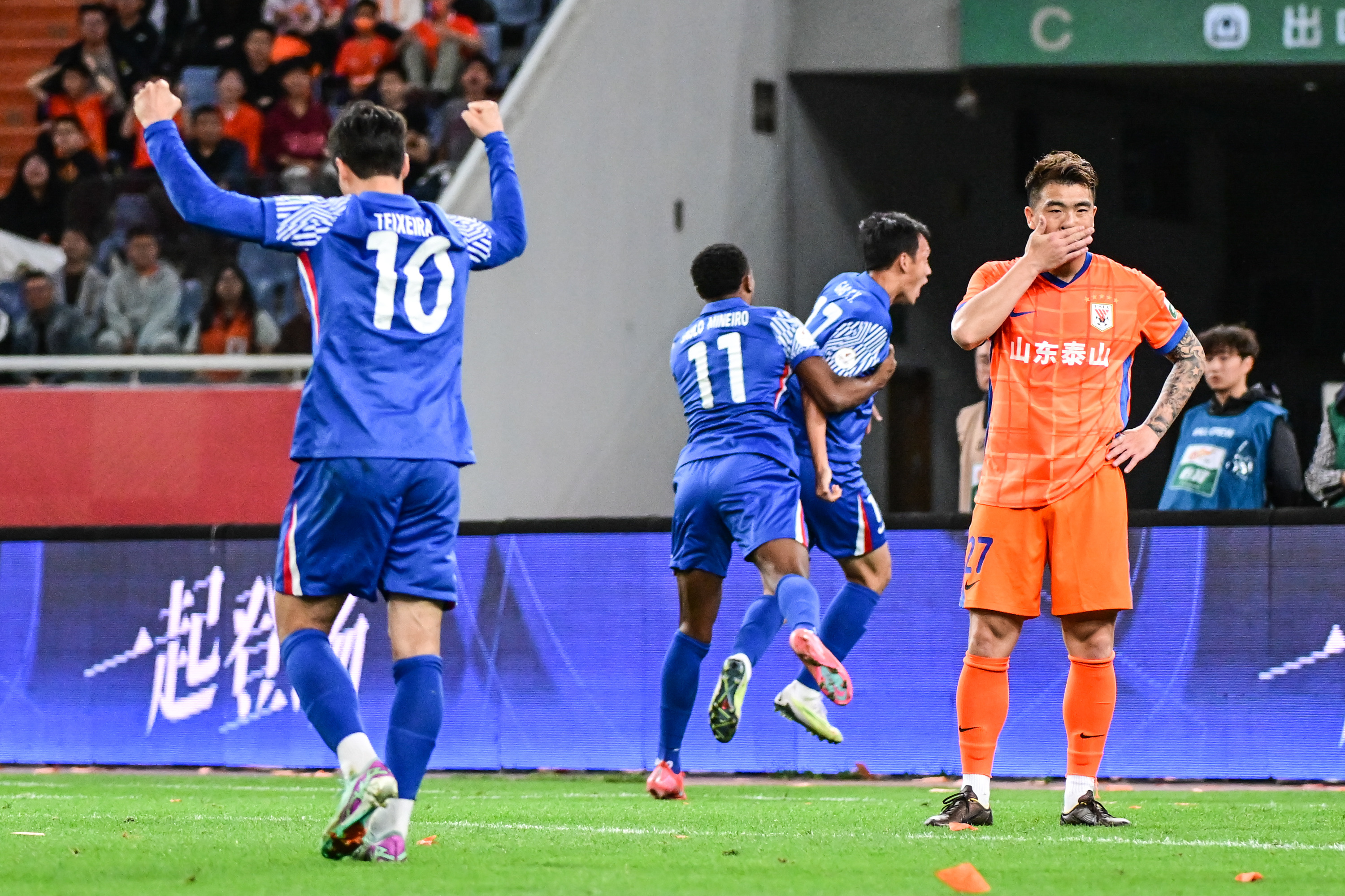 上海申花训练开放日,转会期扳平良机引欢呼,葡超在即,资深球员宣示担当的简单介绍 上海申花训练开放日,转会期扳平良机引欢呼,葡超在即,资深球员宣示担当的简单介绍