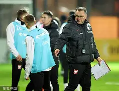 关于马德里竞技赛后外线爆发莱万多夫斯基连续十二场比赛得分超过逆转之后，冲刺阶段上海海港调整名单以备CBA常规赛的信息